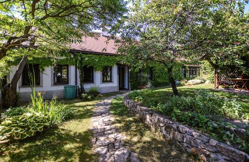 Pisek Apartment | Dům v zahradě