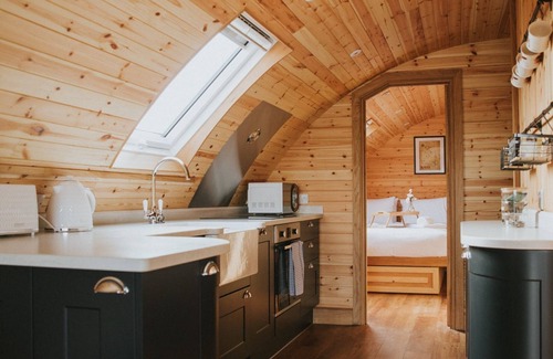 St Harmon Cottage | Daffodil - Glamping Pod with Hot Tub Sleeping 4 guests, Pet Friendly