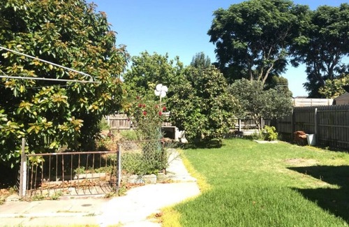 Reservoir House | Daffodil Room - 5 min walk to Edwards lake