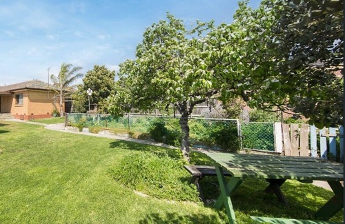 Reservoir House | Daffodil Room - 5 min walk to Edwards lake