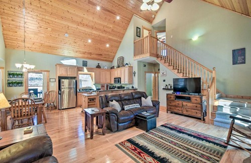 Dahlonega House | Dahlonega Cabin with Hot Tub, 4 Mi to Downtown!