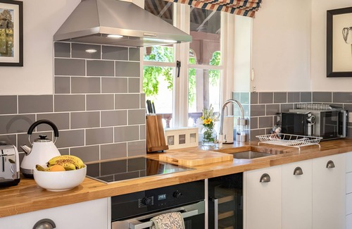 Waddesdon Cottage | DAIRY COTTAGE, pet friendly, character holiday cottage in Waddeston
