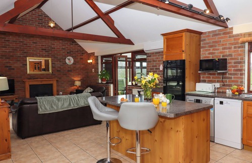 Whitchurch Canonicorum Cottage | DAISY COTTAGE, pet friendly, with hot tub in Charmouth