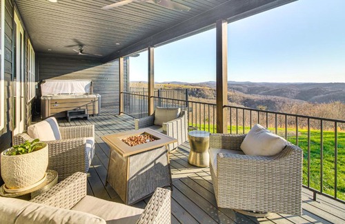 Celina House | Dale Hollow Lake Views and Hot Tub Tennessee Escape