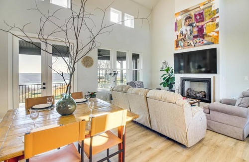 Celina House | Dale Hollow Lake Views and Hot Tub Tennessee Escape