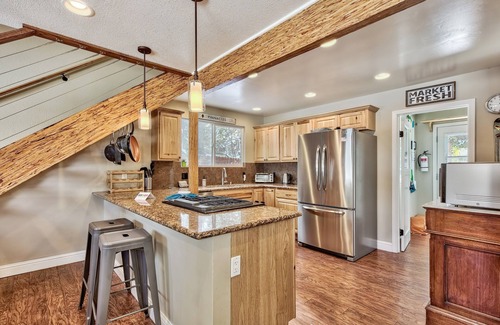 Tahoe Paradise House | Dancing Bear Cabin - Pet Friendly, Sleeps 6, Totally cute!