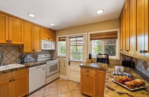 Historic Tennis Club House | Dandelion by AvantStay | 2 Blocks to Downtown | Pool, Al Fresco Dining + Kitchen