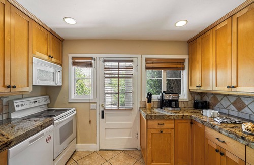 Historic Tennis Club House | Dandelion by AvantStay | 2 Blocks to Downtown | Pool, Al Fresco Dining + Kitchen