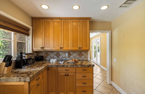 Historic Tennis Club House | Dandelion by AvantStay | 2 Blocks to Downtown | Pool, Al Fresco Dining + Kitchen