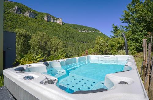 Mostuejouls House | DANDELION GITE SPA Gorges du Tarn piscine jacuzzi rivière vue exceptionnelle villa nature design