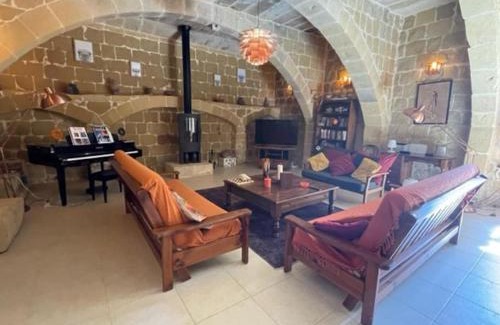 San Lawrenz Villa | Dar Dragun: luxury 3BR bright spacious house & pool