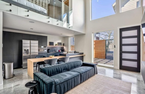 East Downtown Houston House | Dark loft · The O’Four Lofts - Midnight Lux
