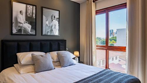 Santa Cruz Apartment | Dark Nicholson