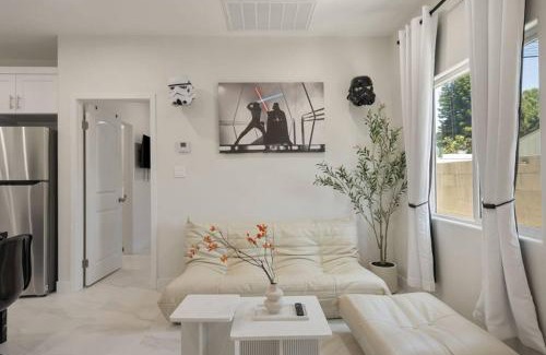 Southwest Anaheim House | Darth Vaders Lair - 10 mins to Disney - Sleeps 6