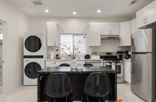 Southwest Anaheim House | Darth Vaders Lair - 10 mins to Disney - Sleeps 6