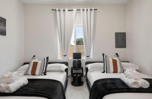 Southwest Anaheim House | Darth Vaders Lair - 10 mins to Disney - Sleeps 6