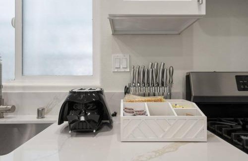 Southwest Anaheim House | Darth Vaders Lair - 10 mins to Disney - Sleeps 6