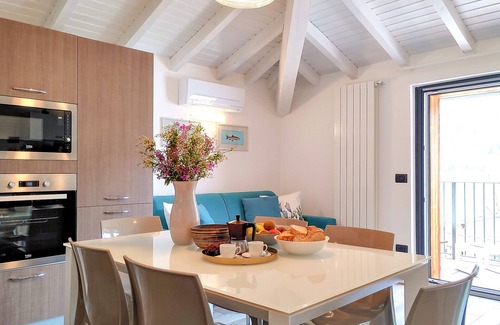 Dascio Apartment | Dascio Dolce Balcony Holiday Apartment on the Lake with Pool