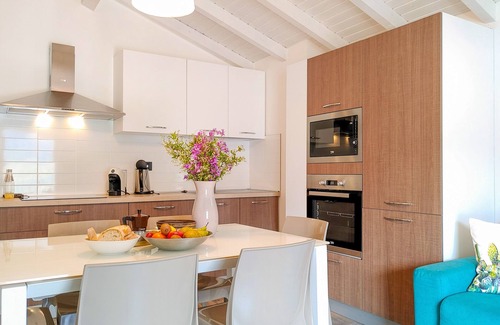 Dascio Apartment | Dascio Dolce Balcony Holiday Apartment on the Lake with Pool