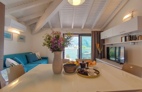 Dascio Apartment | Dascio Dolce Balcony Holiday Apartment on the Lake with Pool