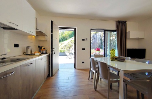 Dascio Apartment | Dascio Vita roof terrace holiday flat on the lake with pool