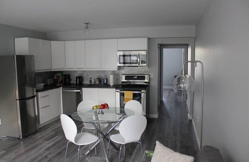 Orillia Apartment | DaVel DeLuxe Relaxation