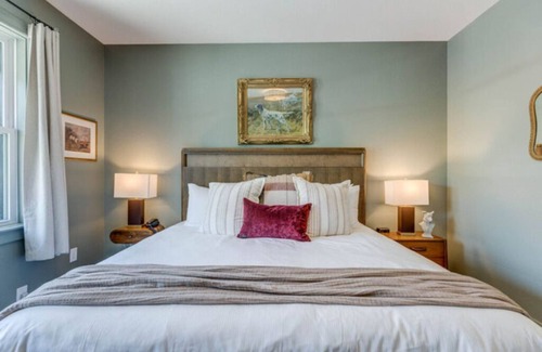 Historic Downtown Manteo Hotel | Dawson's Hunting Retreat