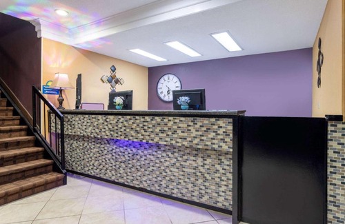 Anderson Hotel | Days Inn by Wyndham Anderson IN