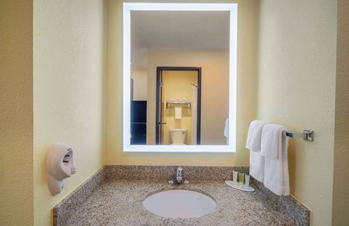 Evansdale Hotel | Days Inn by Wyndham Evansdale Waterloo