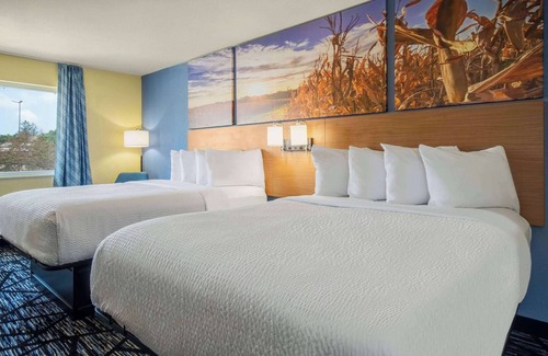 Evansdale Hotel | Days Inn by Wyndham Evansdale Waterloo