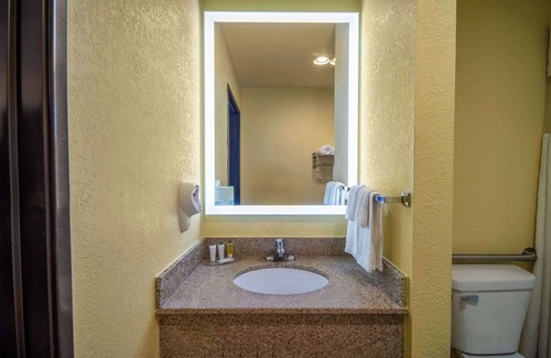 Evansdale Hotel | Days Inn by Wyndham Evansdale Waterloo