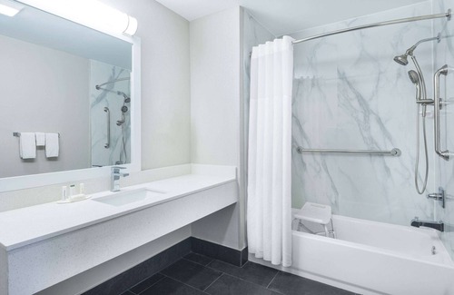Hamilton Hotel | Days Inn by Wyndham Hamilton