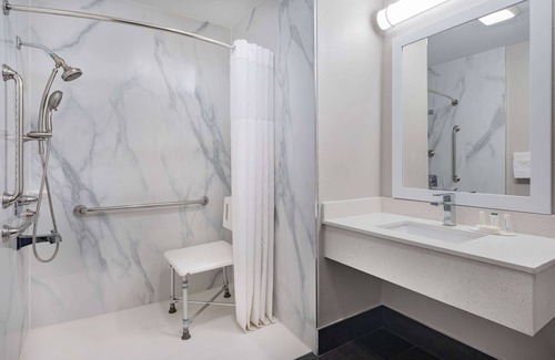 Hamilton Hotel | Days Inn by Wyndham Hamilton