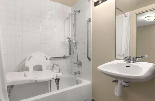Downtown Hotel | Days Inn by Wyndham Stephenville
