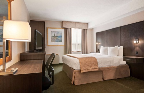 Renfrew Hotel | Days Inn & Conference Centre by Wyndham Renfrew