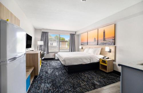 Muskegon Hotel | Days Inn & Suites by Wyndham Norton Shores Muskegon