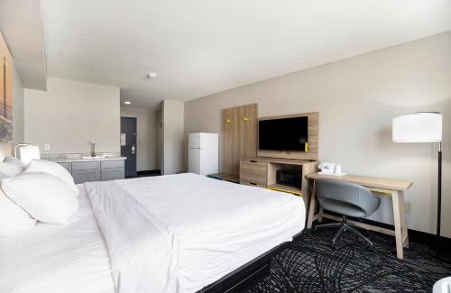Muskegon Hotel | Days Inn & Suites by Wyndham Norton Shores Muskegon