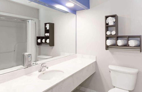 Biggar Hotel | Days Inn & Suites by Wyndham Fort Myers Near JetBlue Park