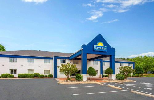 Siler City Hotel | Days Inn & Suites by Wyndham Siler City