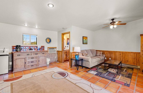 Tucson House | Dazzling mountain-view home with pool, office & Starlink internet - dog-friendly