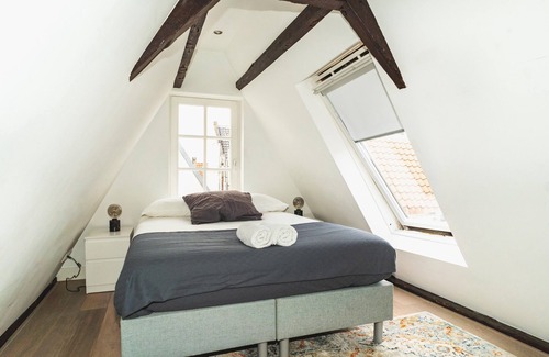 Grachtengordel-West Bed & Breakfast | De achterkamer - Tiny and cosy attic