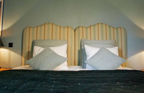Feilsdorf Bed & Breakfast | De La Fontaine Manor House - Bear Suite