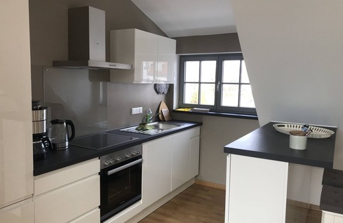 Lausnitz Apartment | Helle Dachgeschoßwohnung mit Kamin