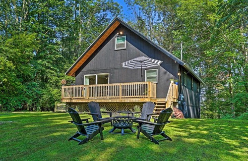 East Stroudsburg House | Deck and Gas Grill Modern East Stroudsburg Home!