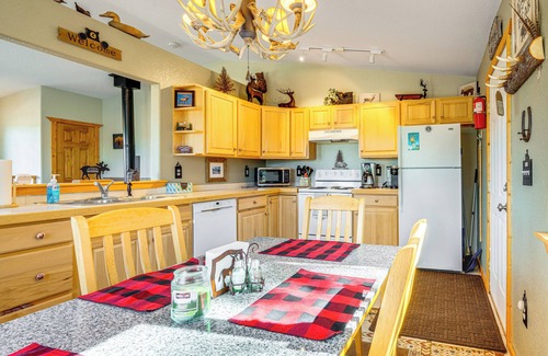 Indian Mountain Cabin | Deck & Views: Pet-Friendly Cabin in Jefferson!