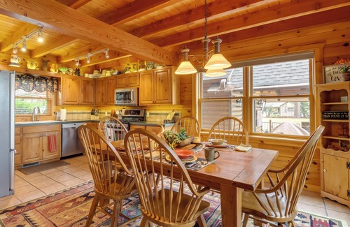 Vinita Cabin | Decks & Epic Views: Lakefront Langley Retreat!