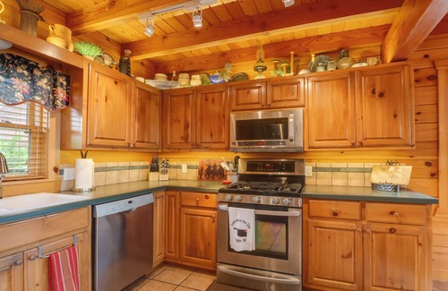Vinita Cabin | Decks & Epic Views: Lakefront Langley Retreat!