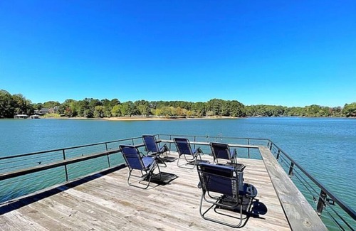 Dawsonville Cottage | Deep water cove Lake Lanier cottage w/hot tub, pvt dock, pool table, fire pit