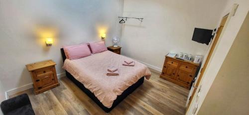 Camberley Bed & Breakfast | Deepcut Lodge Bed & Breakfast Self Service