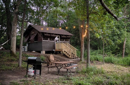 East Troy Cabin | Deer Run - Antique Scout Cabin Suite